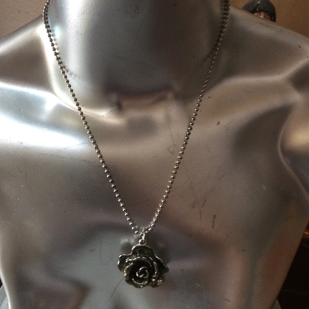 Women’s rose necklace